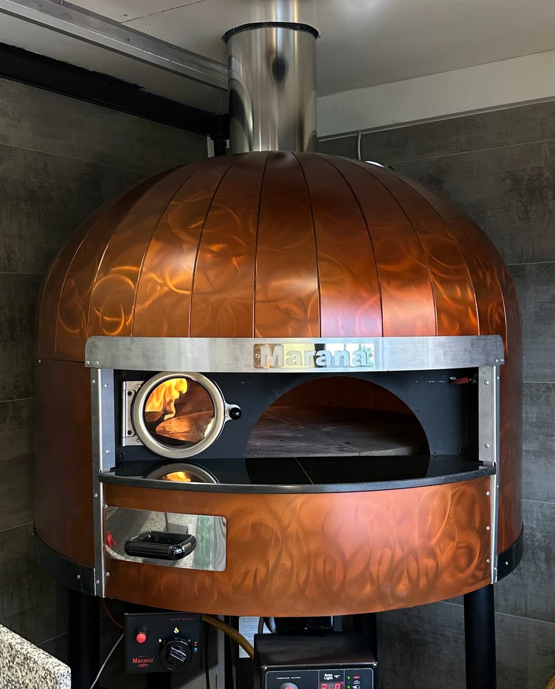Le four à bois de la pizzeria Chez Thomas à Hazebrouck