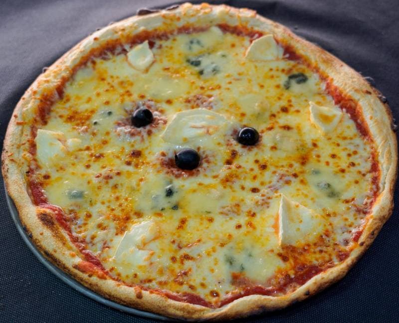 Pizza 4 Fromages Base Tomate Emmental Mozzarella - Pizzeria Chez Thomas Hazebrouck