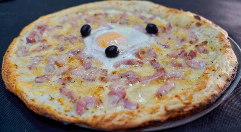 Pizza Carbo Base crème Emmental Mozzarella - Pizzeria Chez Thomas Hazebrouck