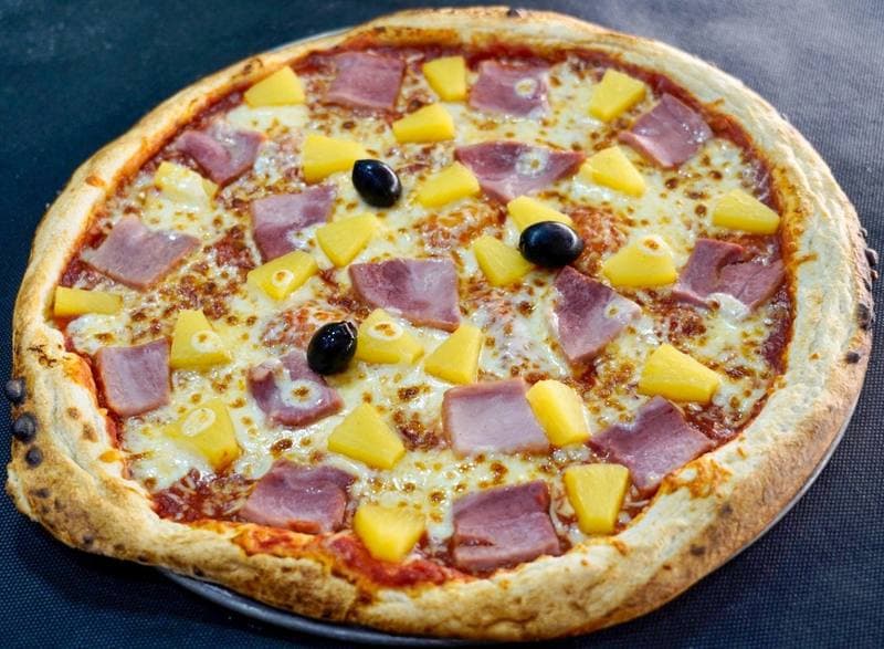 Pizza Hawaïenne Base Tomate Emmental Mozzarella - Pizzeria Chez Thomas Hazebrouck