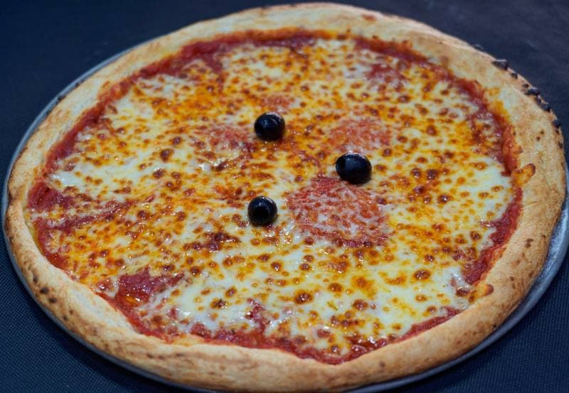 Pizza Margarita Base Tomate Mozzarella Huile d'olive - Pizzeria Chez Thomas Hazebrouck