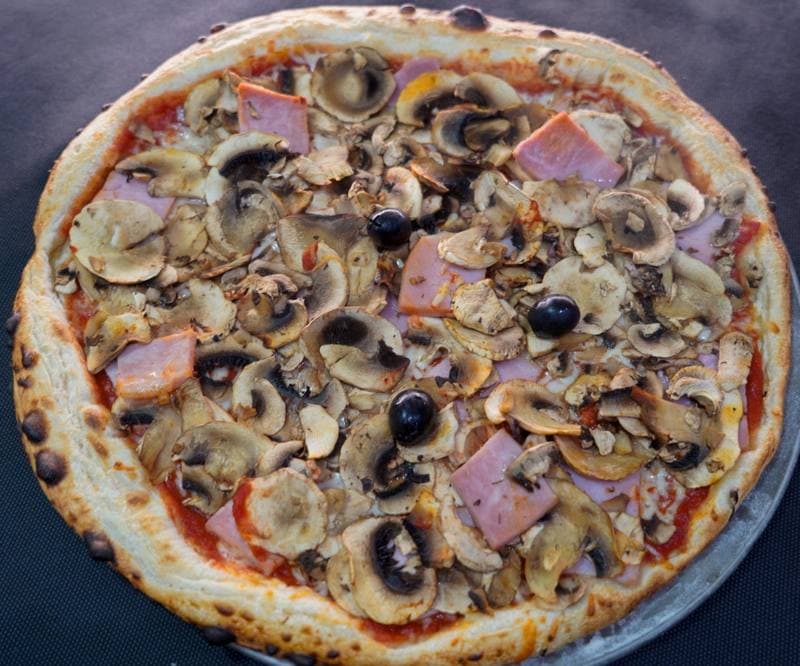 Pizza reine du dimanche soir - pizzeria Chez Thomas Hazebrouck