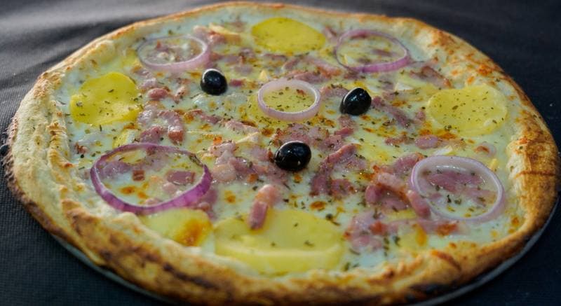 Pizza Tartiflette Base crème Emmental Mozzarella - Pizzeria Chez Thomas Hazebrouck